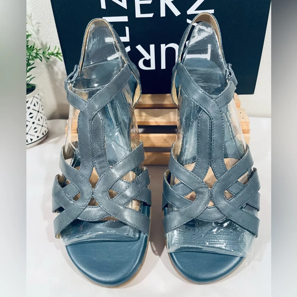 NIB! Naturalizer “Nella” Denim Blue Strappy Sandals Cushioned Footbed